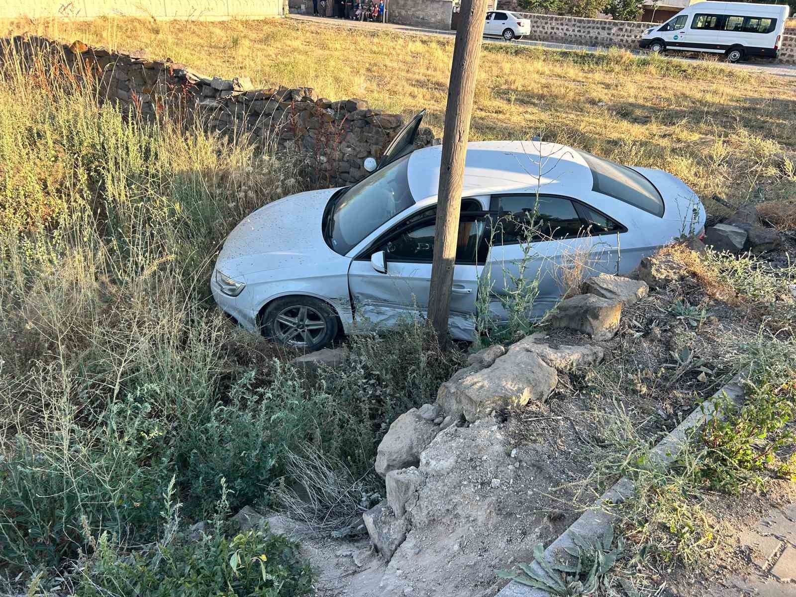 YOLDAN ÇIKAN OTOMOBİL, ARAZİYE GİRDİ: 2 YARALI