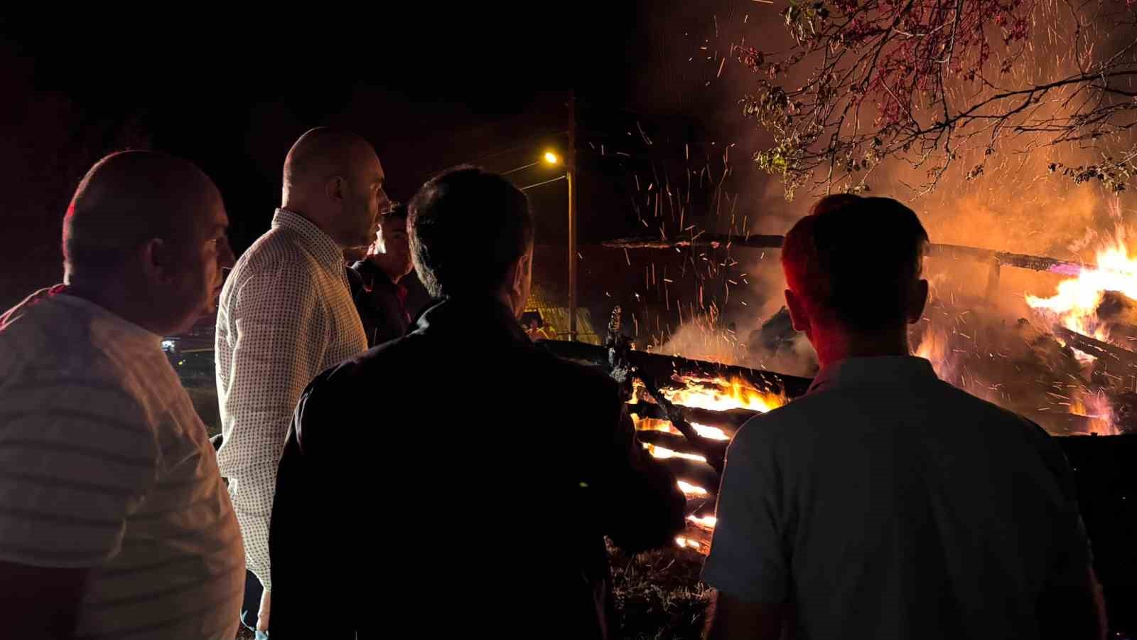 KASTAMONU’DA SAMANLIK YANGINI: BİN 200 BALYA KÜLE DÖNDÜ