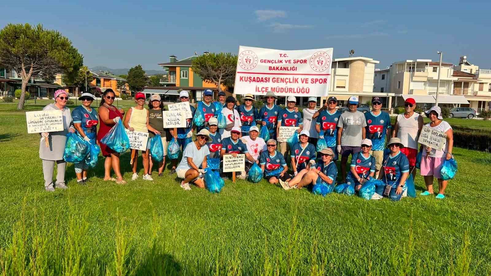 KUŞADASI’NDA SABAH SPORU SONRASI ÇEVRE TEMİZLİĞİ