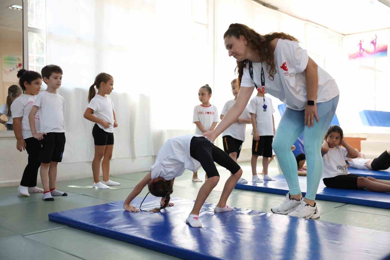 EFELER’DE MİNİKLER JİMNASTİKLE GÜÇLENİYOR