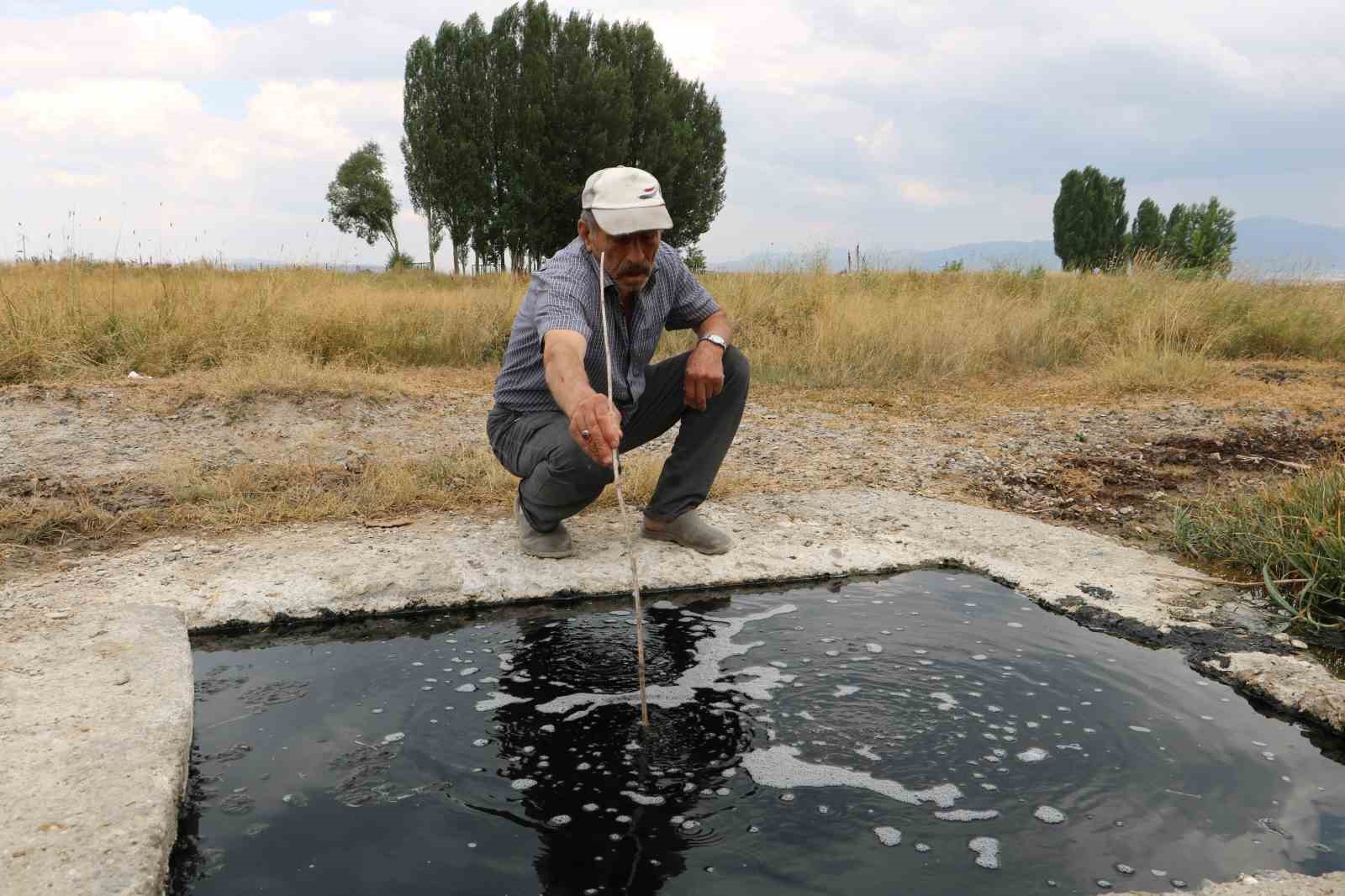 ERZURUM’DA KUYUDAN ÇIKAN SUYUN KÖPÜKLERİ ALEV ALIYOR, ELLERİ YUMUŞATIYOR