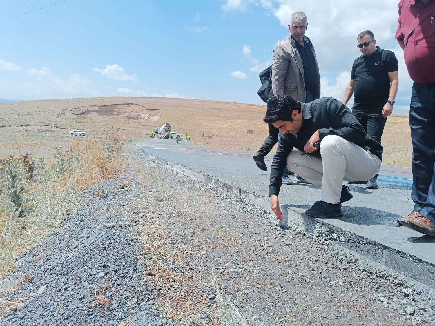 SARIKAMIŞ’TA BETON YOL ÇALIŞMALARI YERİNDE İNCELENDİ