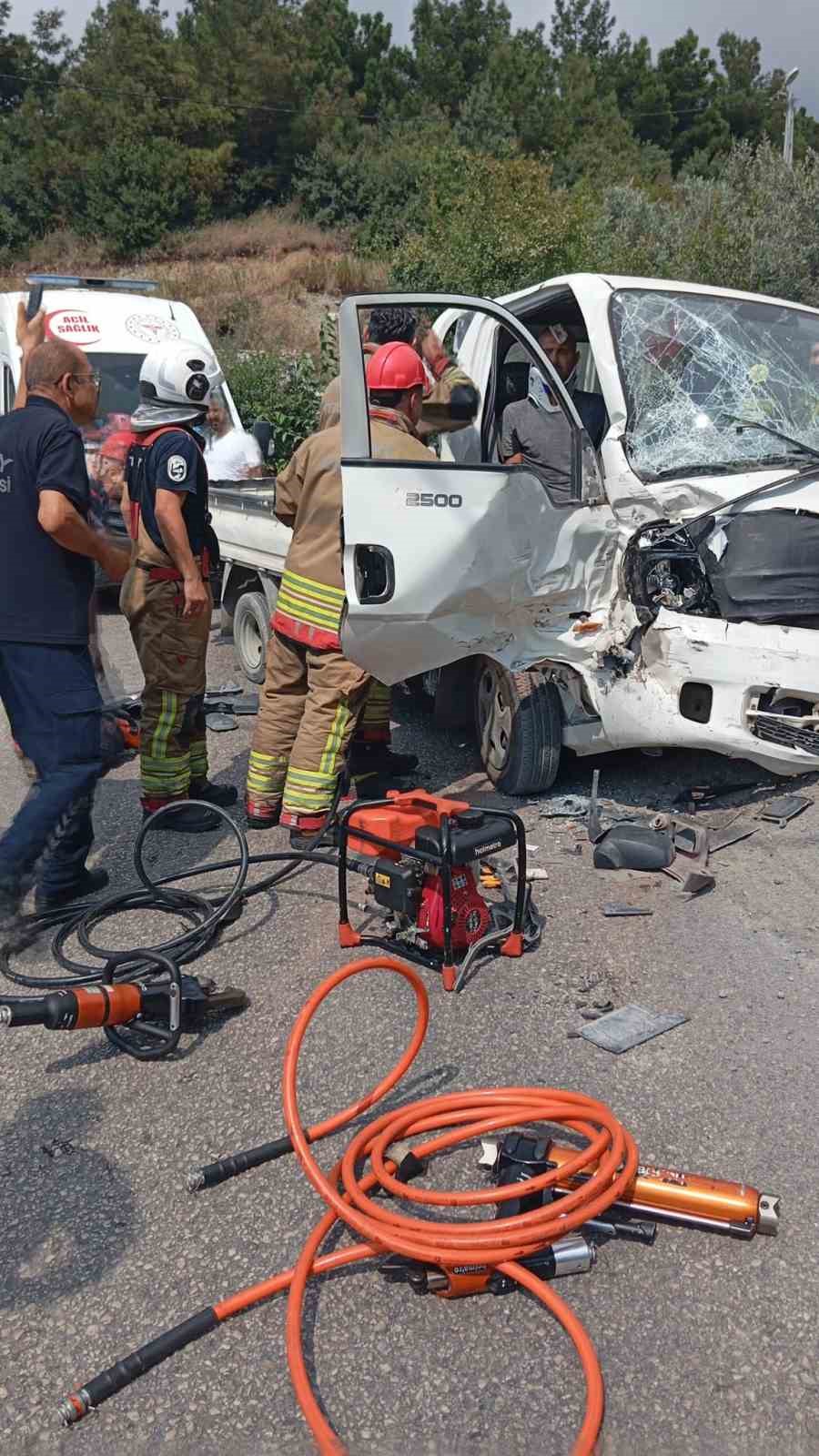 TIRLA ÇARPIŞAN KAMYONET HURDAYA DÖNDÜ: 3 YARALI