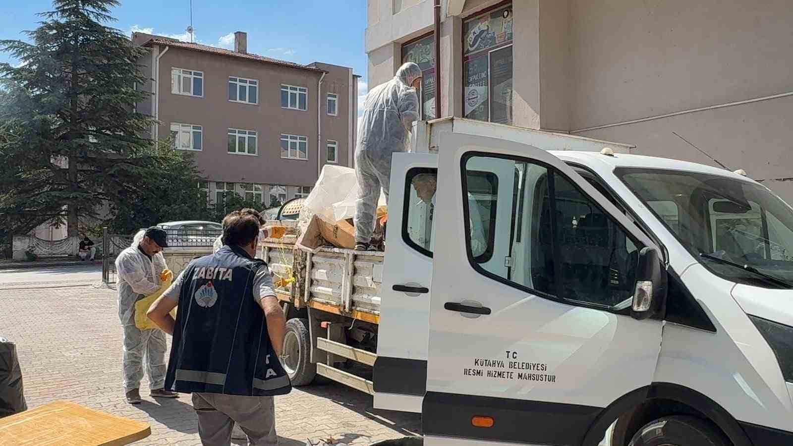 KÜTAHYA’DA EMEKLİ PROFESÖRÜN İKİ DAİRESİNDEN TONLARCA EŞYA VE ÇÖP ÇIKTI