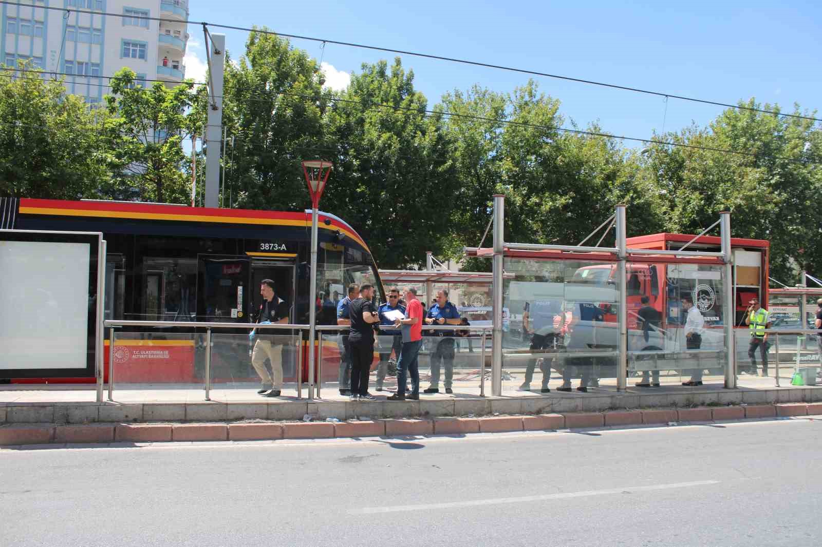 TRAMVAYIN ÇARPTIĞI GENÇ KADIN AĞIR YARALANDI