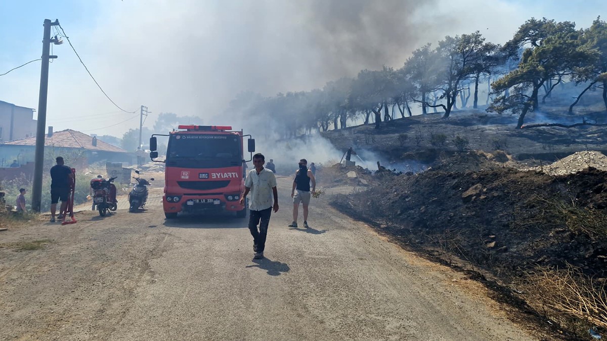 KAZDAĞLARI ETEKLERİNDE YANGINA 9 UÇAK 6 HELİKOPTER İLE MÜDAHALE EDİLİYOR
