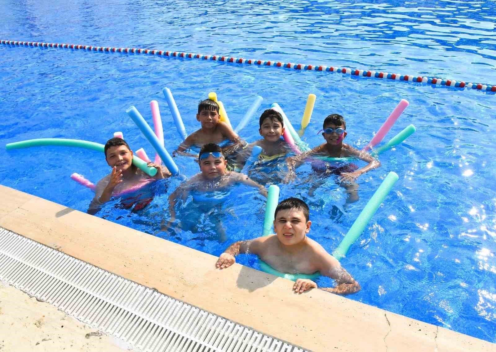 YUNUSEMRELİ ÇOCUKLAR HAVUZDA SERİNLEDİ