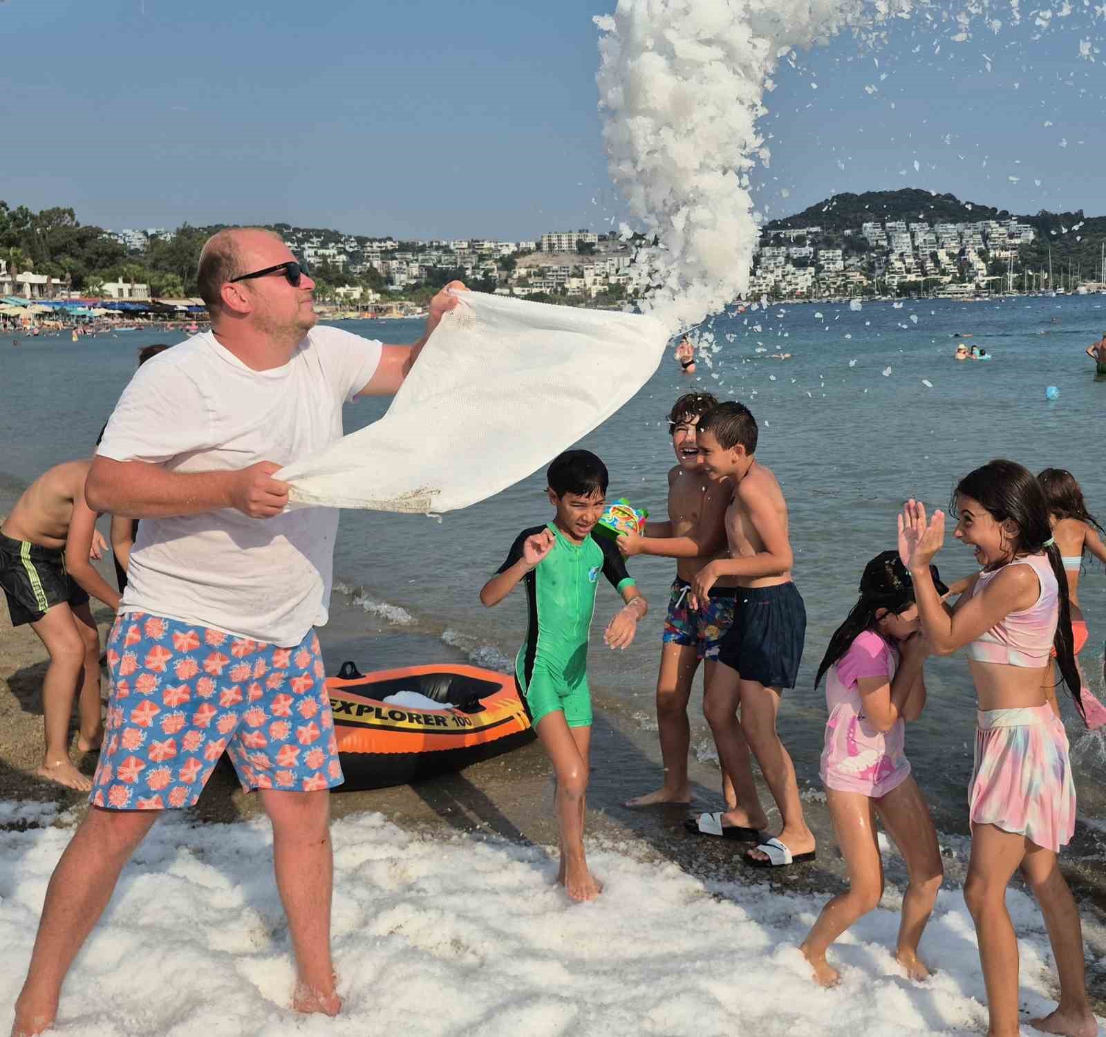SICAKTAN KAVRULAN BODRUM’DA SAHİLE 2 TON BUZ DÖKÜLDÜ