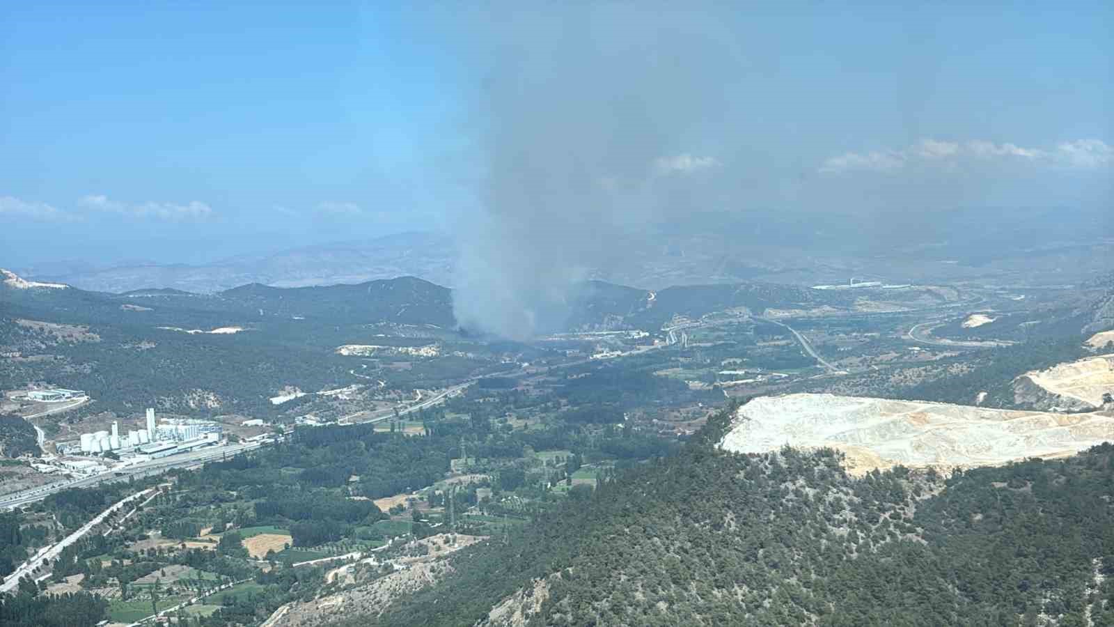 BİLECİK’TE BAŞLAYAN ORMAN YANGININA KARADAN VE HAVADAN MÜDAHALE EDİLİYOR