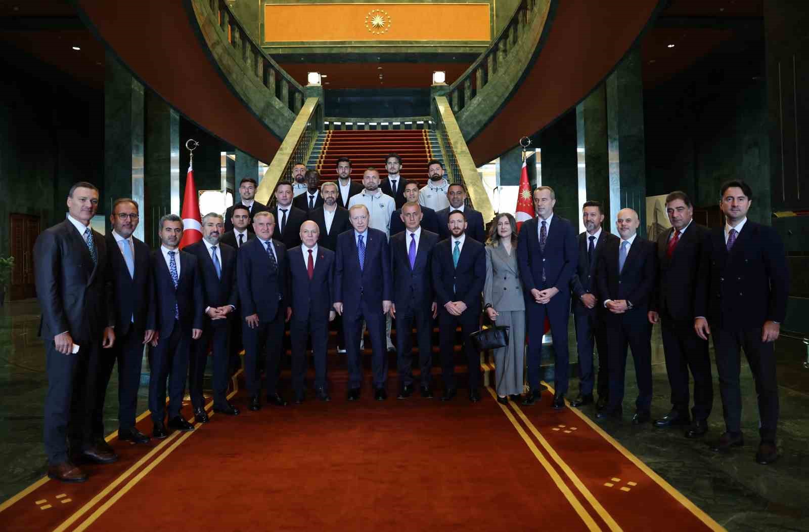 CUMHURBAŞKANI ERDOĞAN, TRENDYOL SÜPER LİG’E ÇIKAN TAKIMLARI KABUL ETTİ