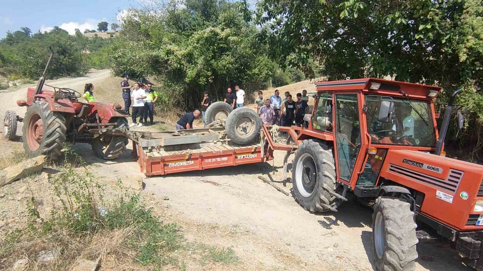 TRAKTÖR RÖMORKU DEVRİLDİ: 1 ÖLÜ, 3’Ü ÇOCUK 7 YARALI