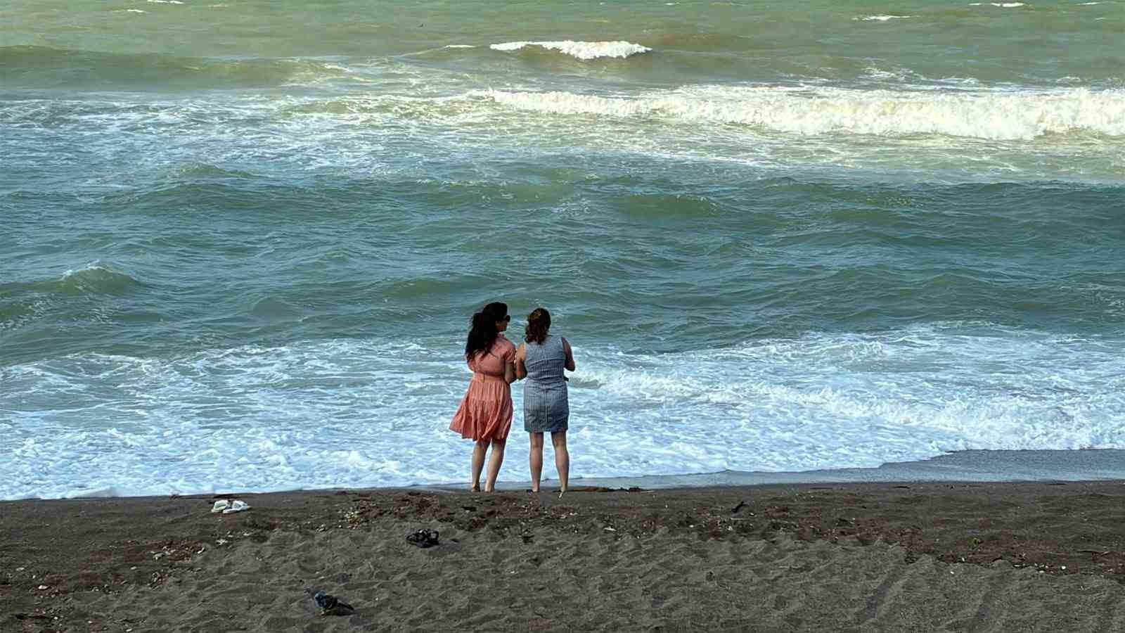 AKÇAKOCA’DA DALGA BOYU 4 METREYE ULAŞTI