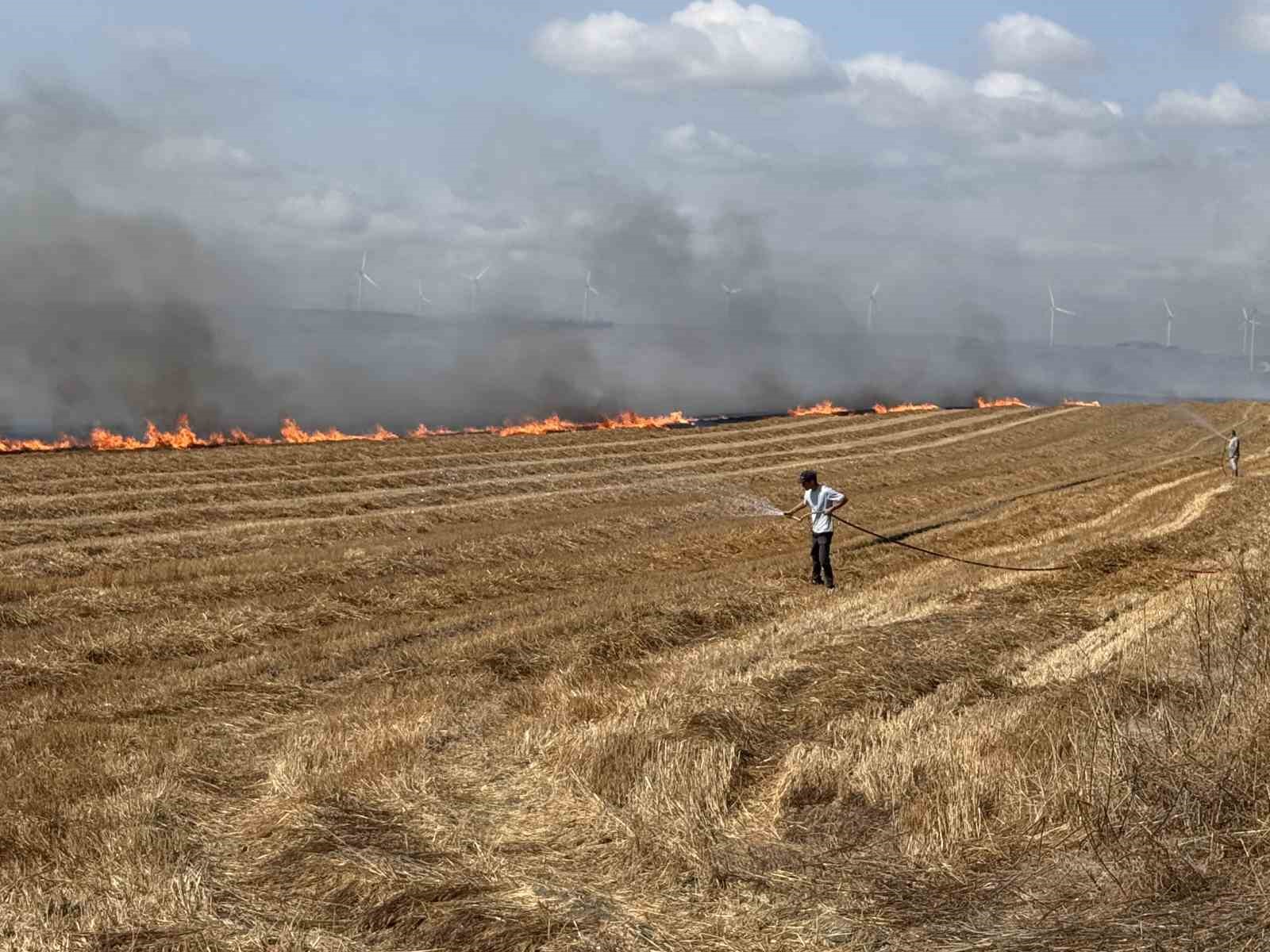 SİLİVRİ’DE TARLA YANGININA HAVADAN MÜDAHALE EDİLİYOR