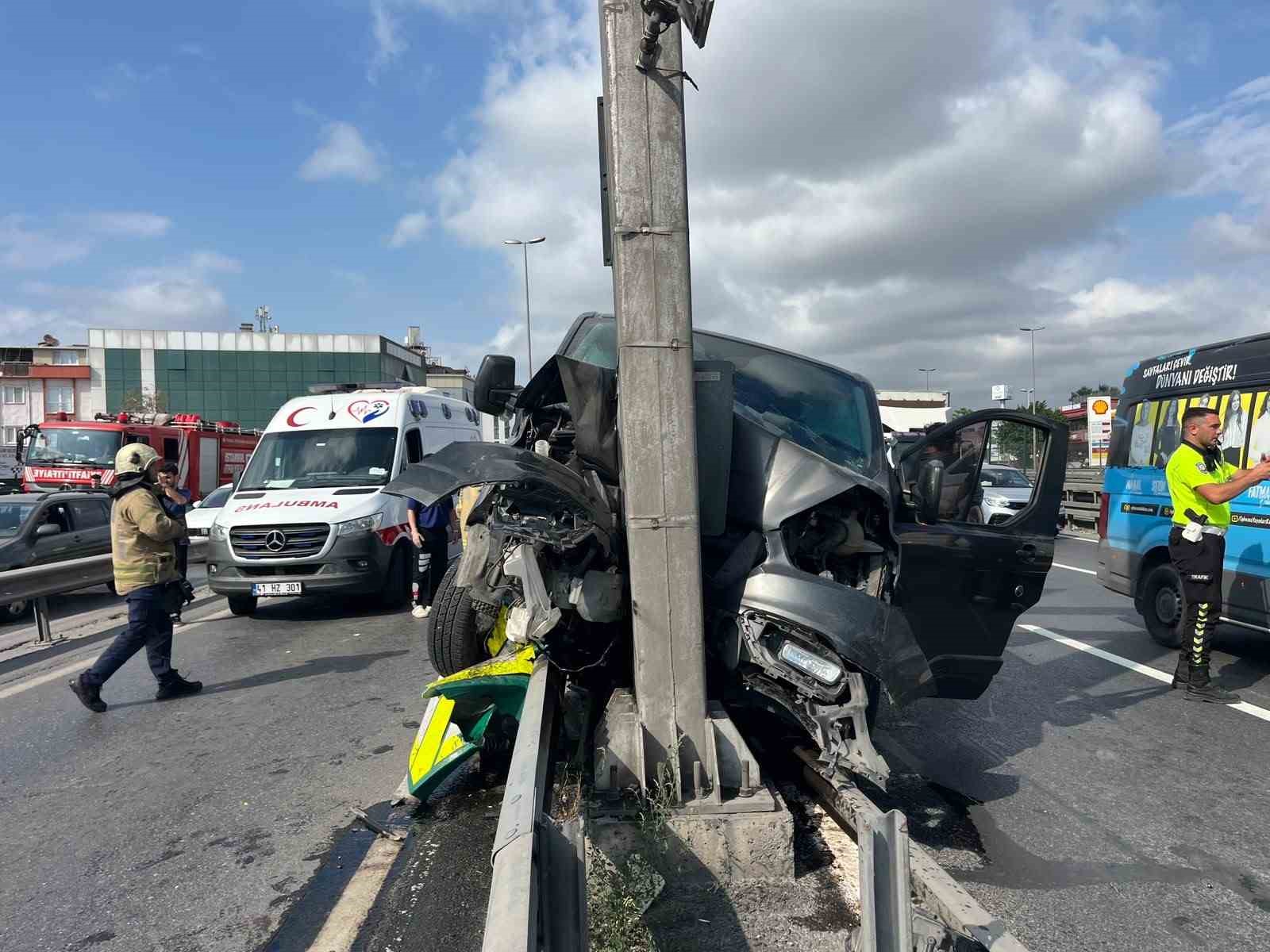 KÜÇÜKÇEKMECE E5’TE YAZ KURSUNA GİDEN ÇOCUKLARI TAŞIYAN ARAÇ ÖNCE BARİYERE ARDINDAN DİREĞE ÇARPTI: 12 ÇOCUK VE ŞOFÖR YARALANDI