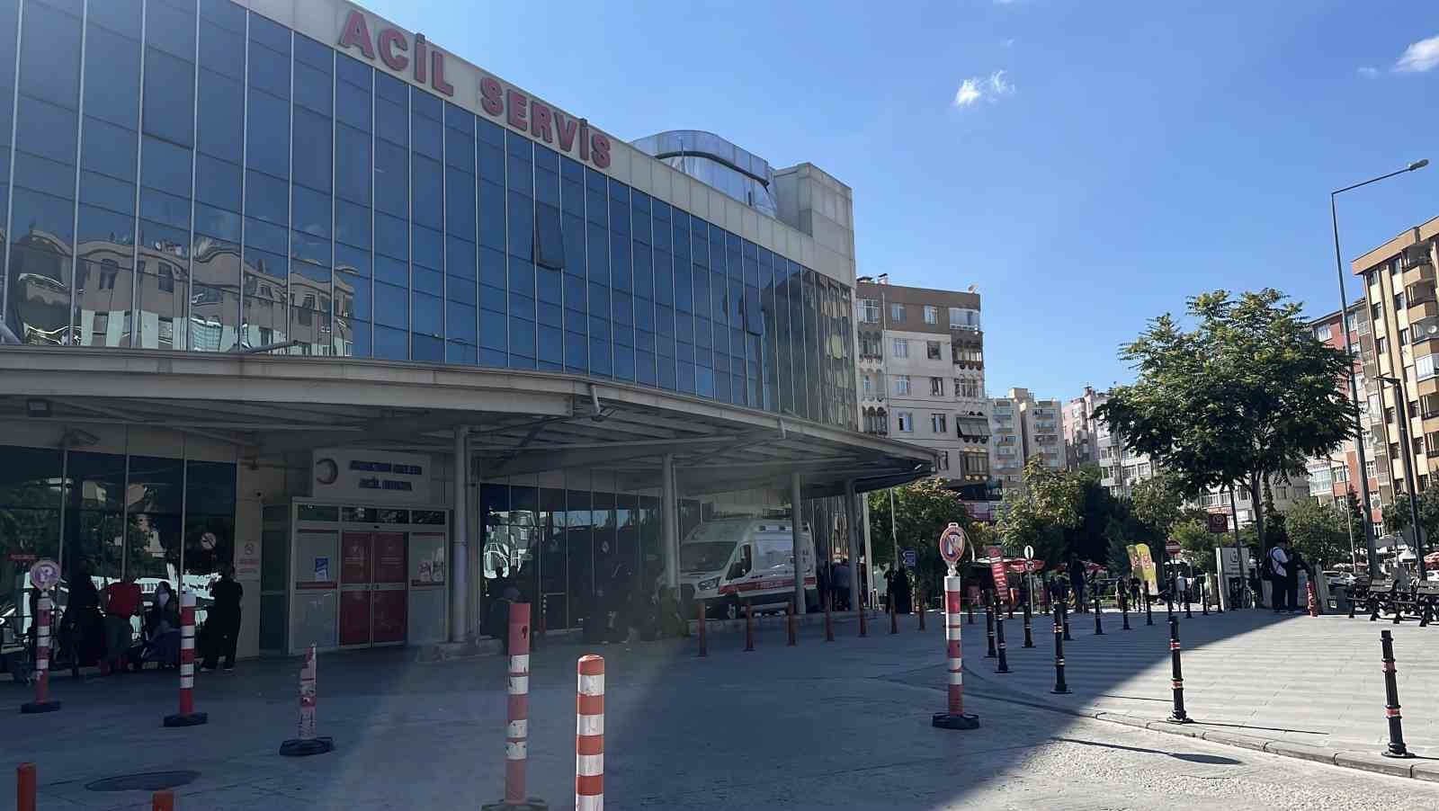 TARTIŞTIĞI KİŞİLER TARAFINDAN BIÇAKLANAN 18 YAŞINDAKİ GENÇ HAYATINI KAYBETTİ