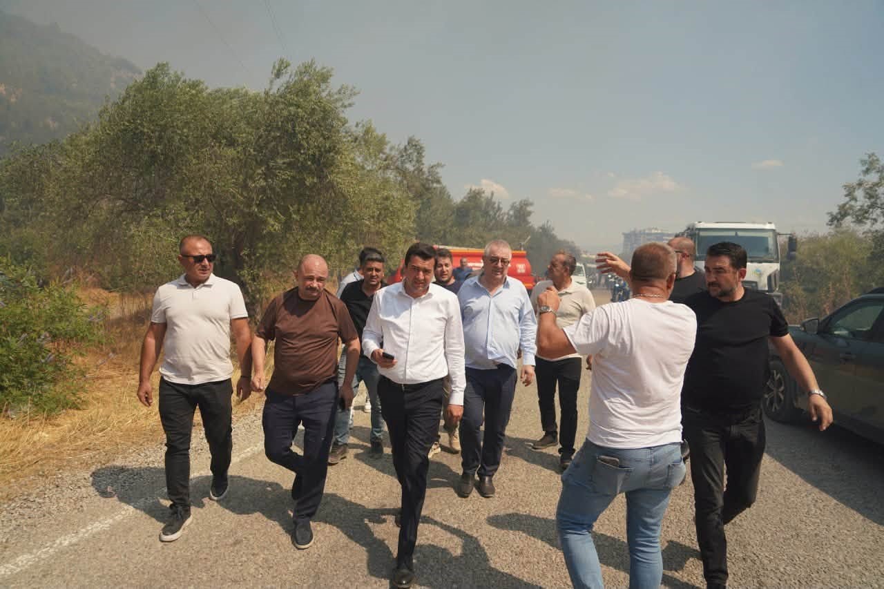 BAŞKAN ERTAŞ: "KADIKÖY’DEKİ YANGINI EKİPLERİMİZİN ÖZVERİLİ ÇALIŞMASIYLA KONTROL ALTINA ALDIK"