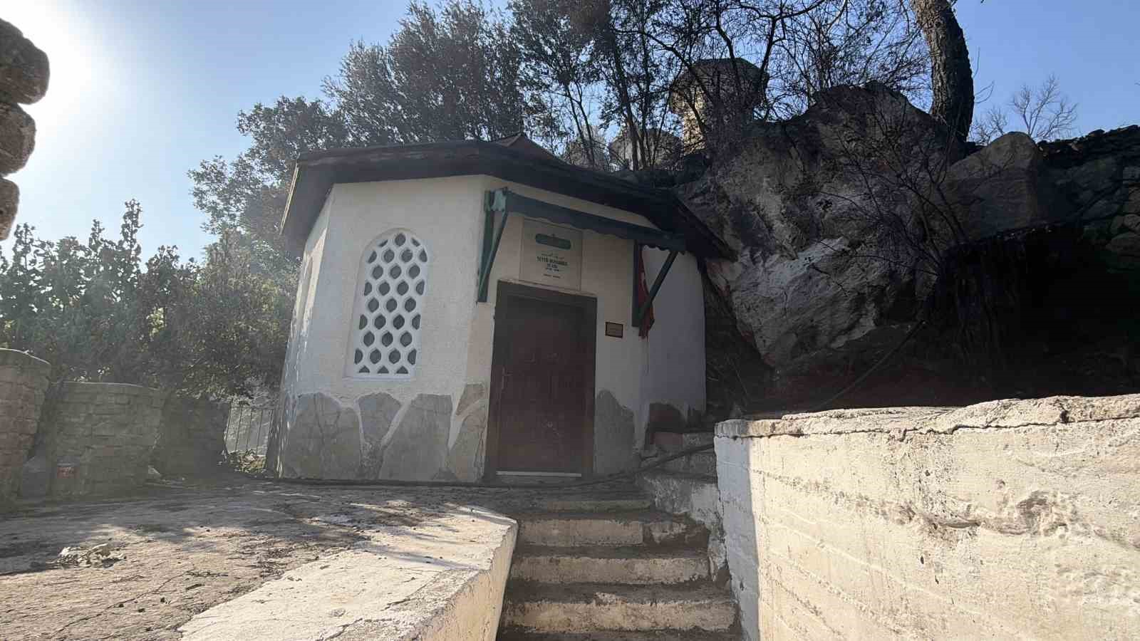 KAZDAĞLARI’NDAKİ YANGIN TÜRBEYE ULAŞMADAN SÖNDÜRÜLDÜ