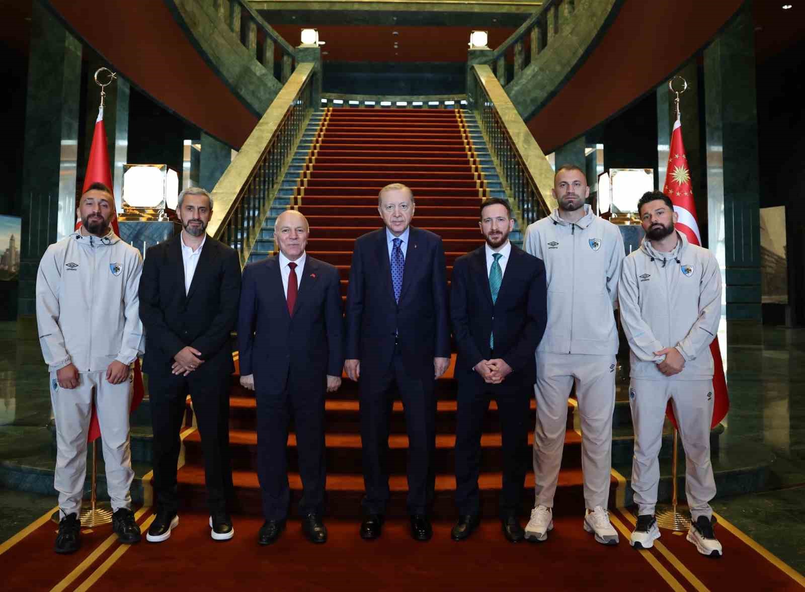 CUMHURBAŞKANI ERDOĞAN ERZURUMSPOR FK HEYETİNİ KABUL ETTİ