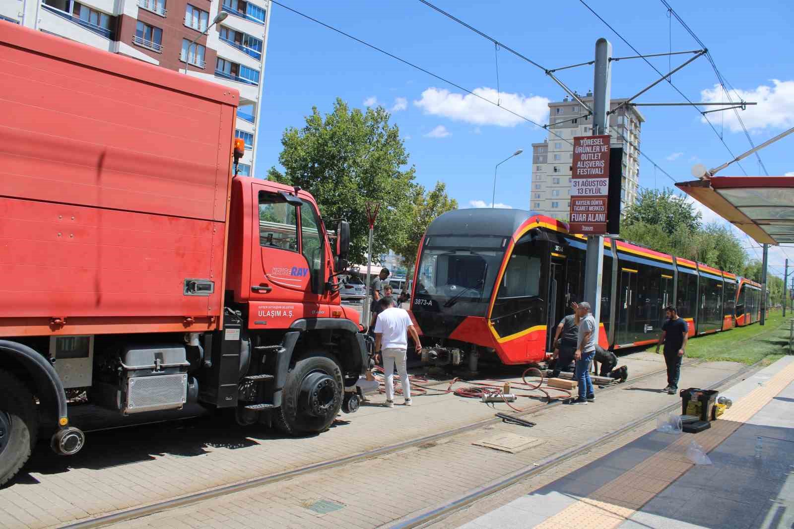 TRAMVAYIN ÇARPTIĞI GENÇ KADIN HAYATINI KAYBETTİ