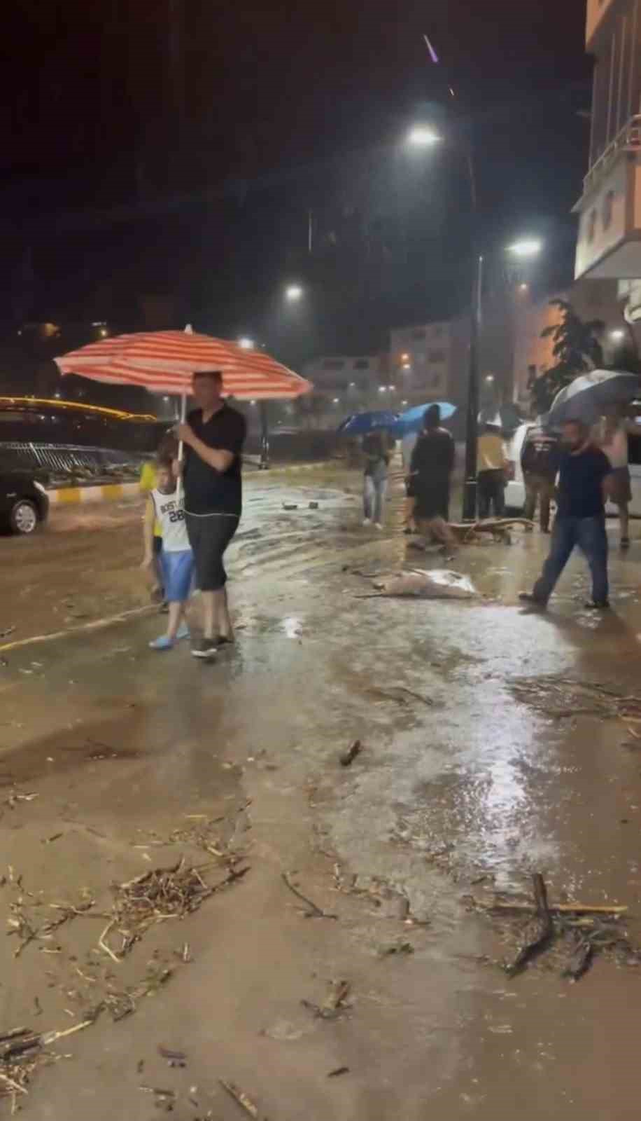 GİRESUN’DA ŞİDDETLİ YAĞIŞLAR SONRASI DERELERİN SU SEVİYESİ YÜKSELDİ