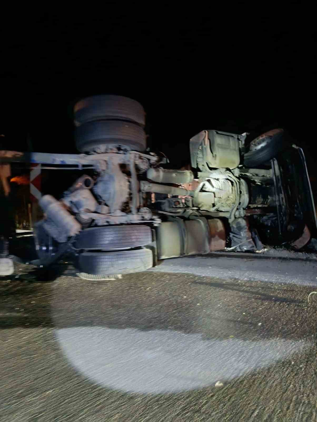 BOLU’DA SODA YÜKLÜ TIR DEVRİLDİ: YOL ULAŞIMA KAPANDI