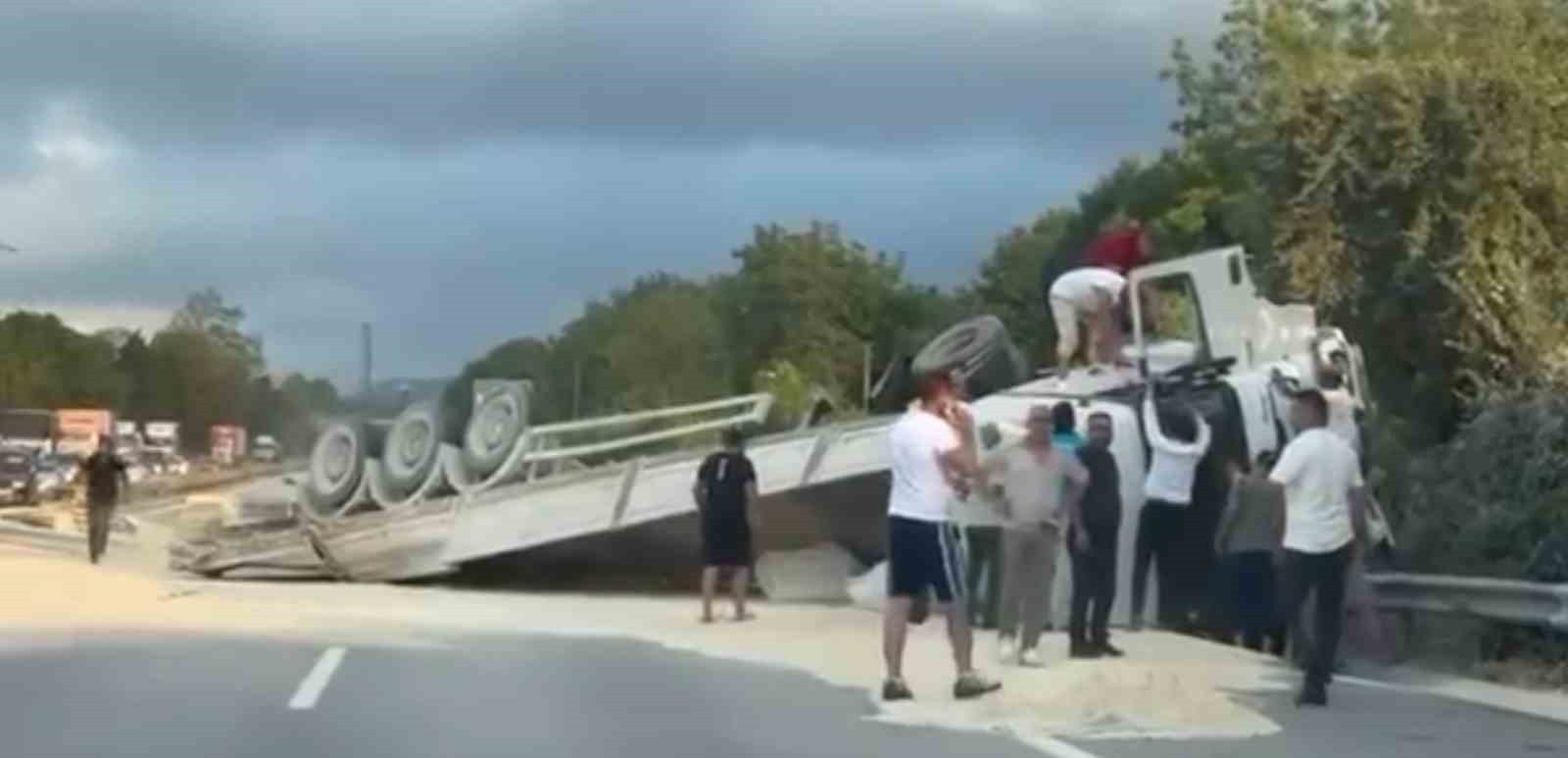ANADOLU OTOYOLU’NDA KUM YÜKLÜ TIR DEVRİLDİ