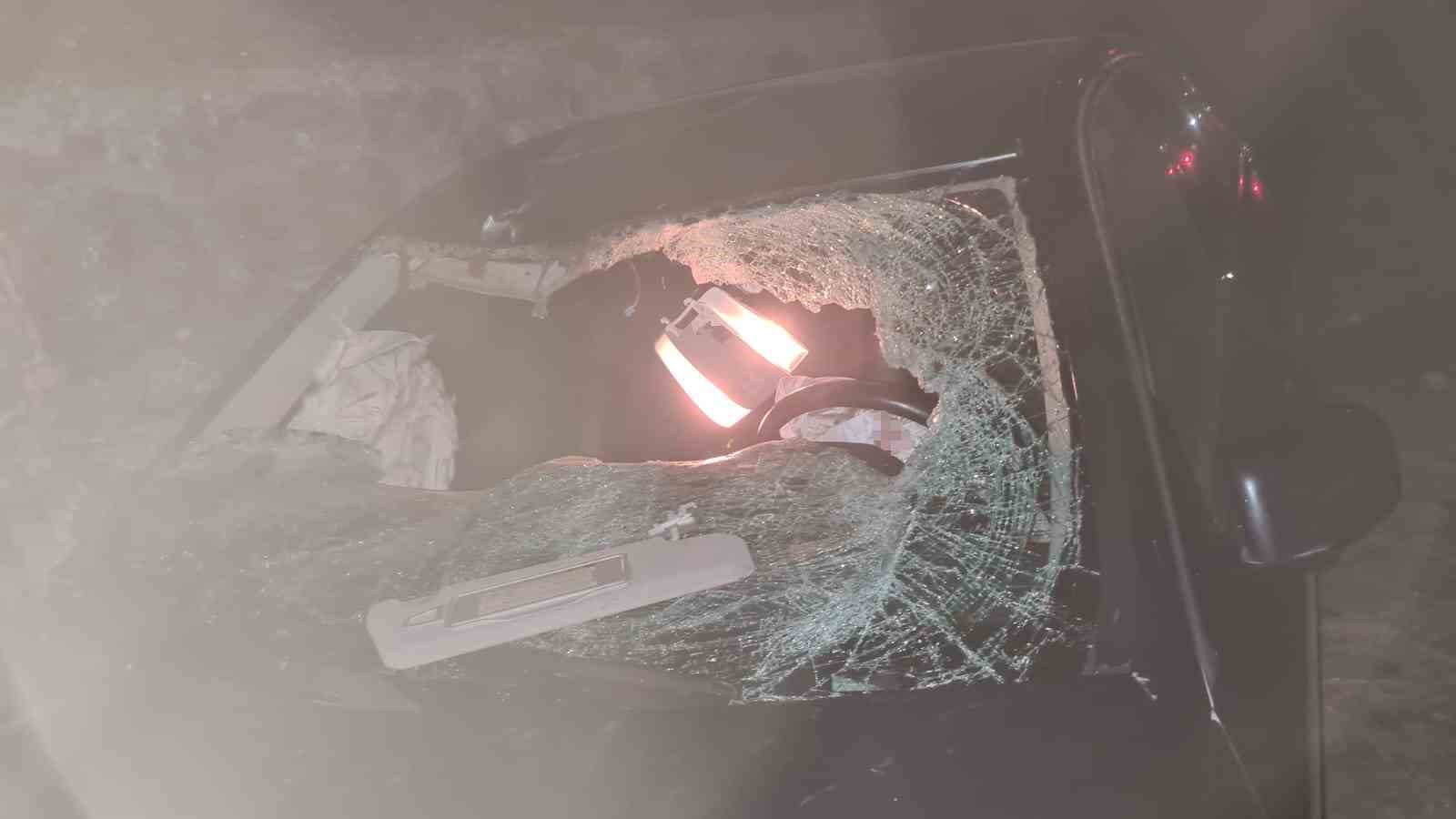 YOLA ÇIKAN İNEĞE ÇARPAN ARAÇ TAKLA ATTI: 6 YARALI