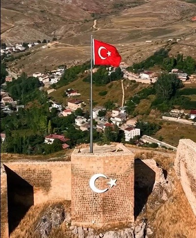 BAYBURT KALESİ’NDE TÜRK BAYRAĞI YENİLENDİ