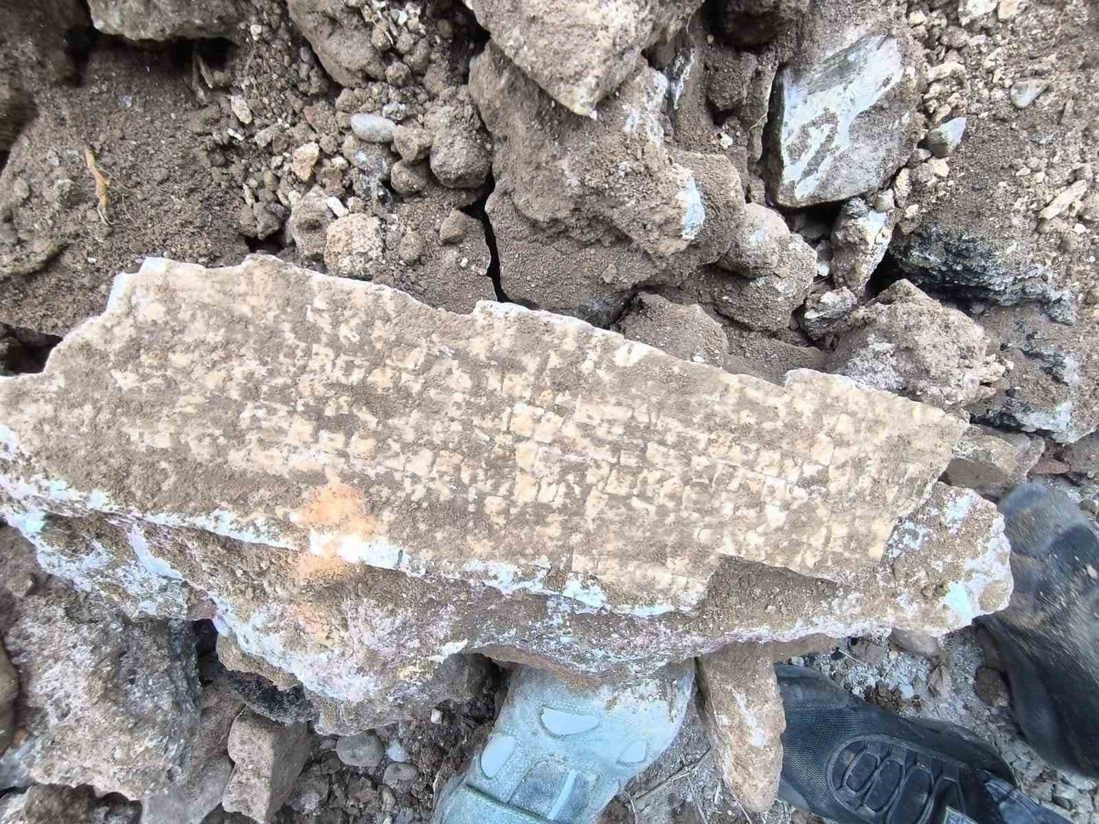 ALT YAPI ÇALIŞMALARI ESNASINDA KEPÇEYLE KAZI YAPILIRKEN MOZAİK BULUNDU