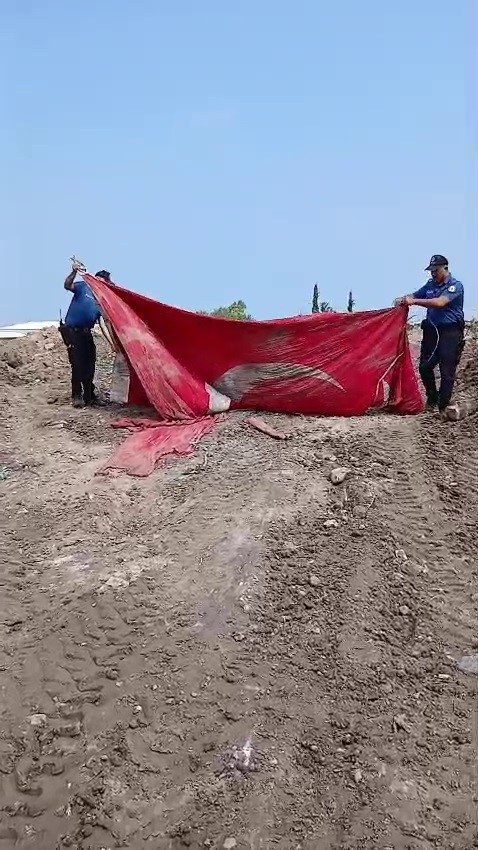 MOLOZ YIĞINLARI ARASINDAKİ TÜRK BAYRAĞINI ÖPÜP, BAŞINA KOYAN POLİS TAKDİR TOPLADI