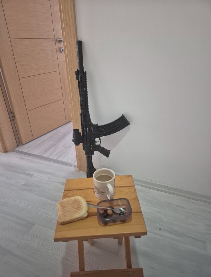 ÇATALCA’DA SİLAHLI ŞAHIS KENDİSİNİ EVE KAPATTI