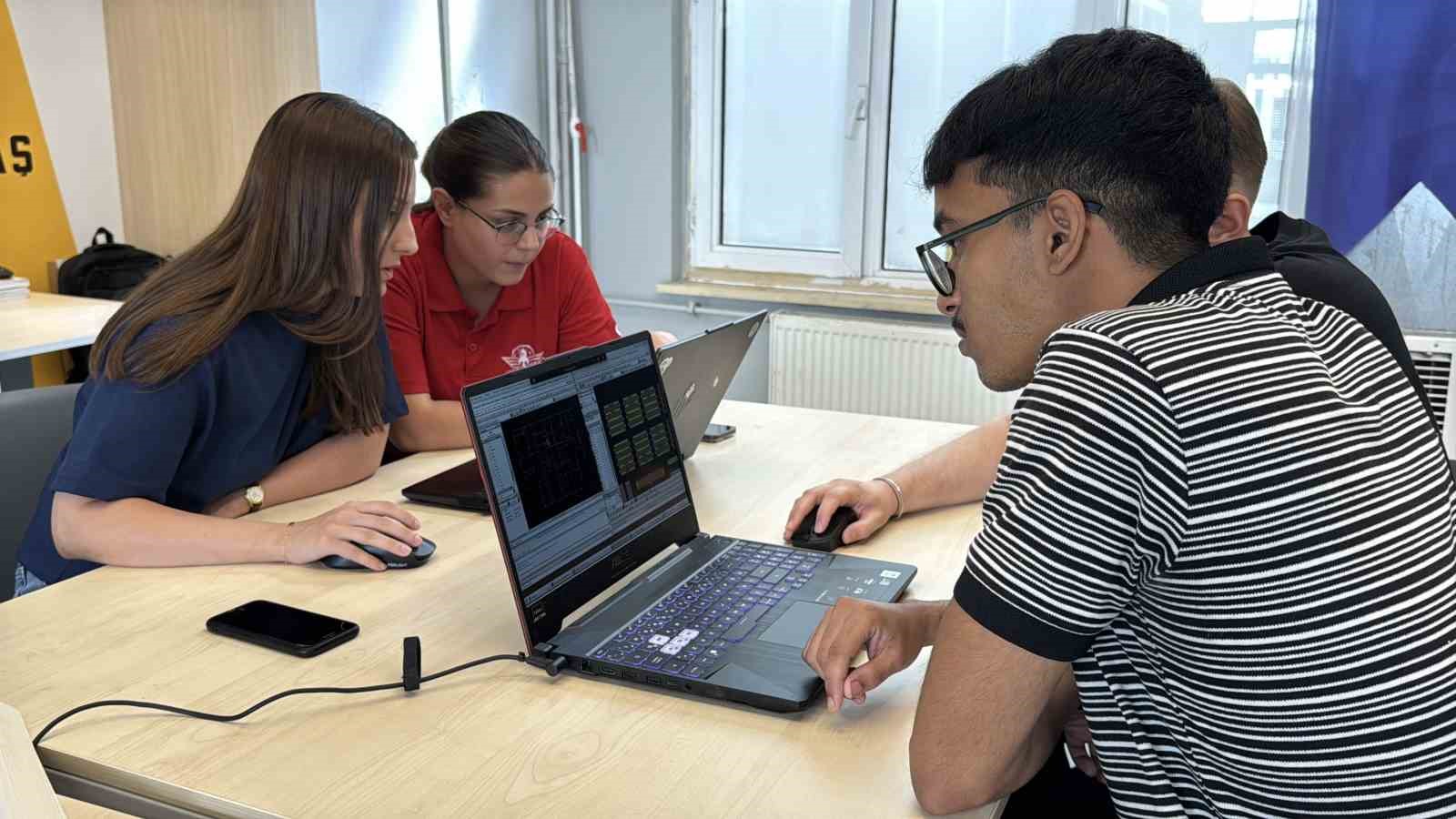ROKETTEN 5G’YE: KBÜ’LÜ GENÇLERİN ÇİP TASARIMI FİNALDE