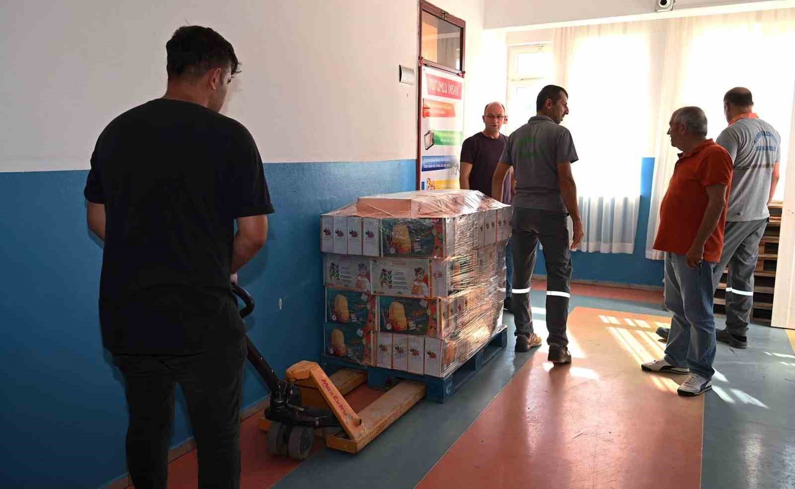 KEMER’DE KIRTASİYE MALZEMELERİNİN DAĞITIMI DEVAM EDİYOR