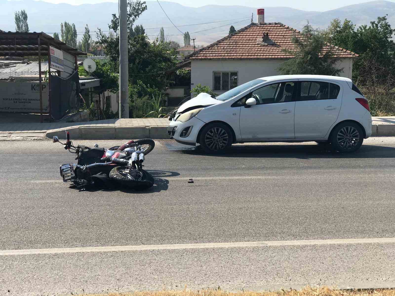 OTOMOBİLİN ÇARPTIĞI MOTOSİKLETİN SÜRÜCÜSÜ AĞIR YARALANDI