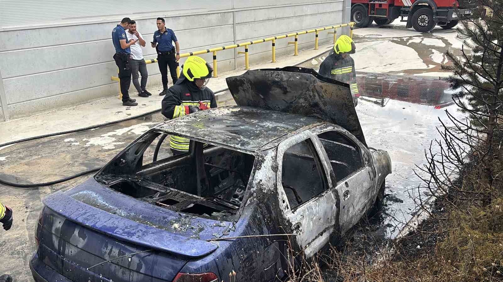 BOLU’DA 15 GÜN ÖNCE ALDIĞI OTOMOBİL, PARK HALİNDEYKEN KÜLE DÖNDÜ