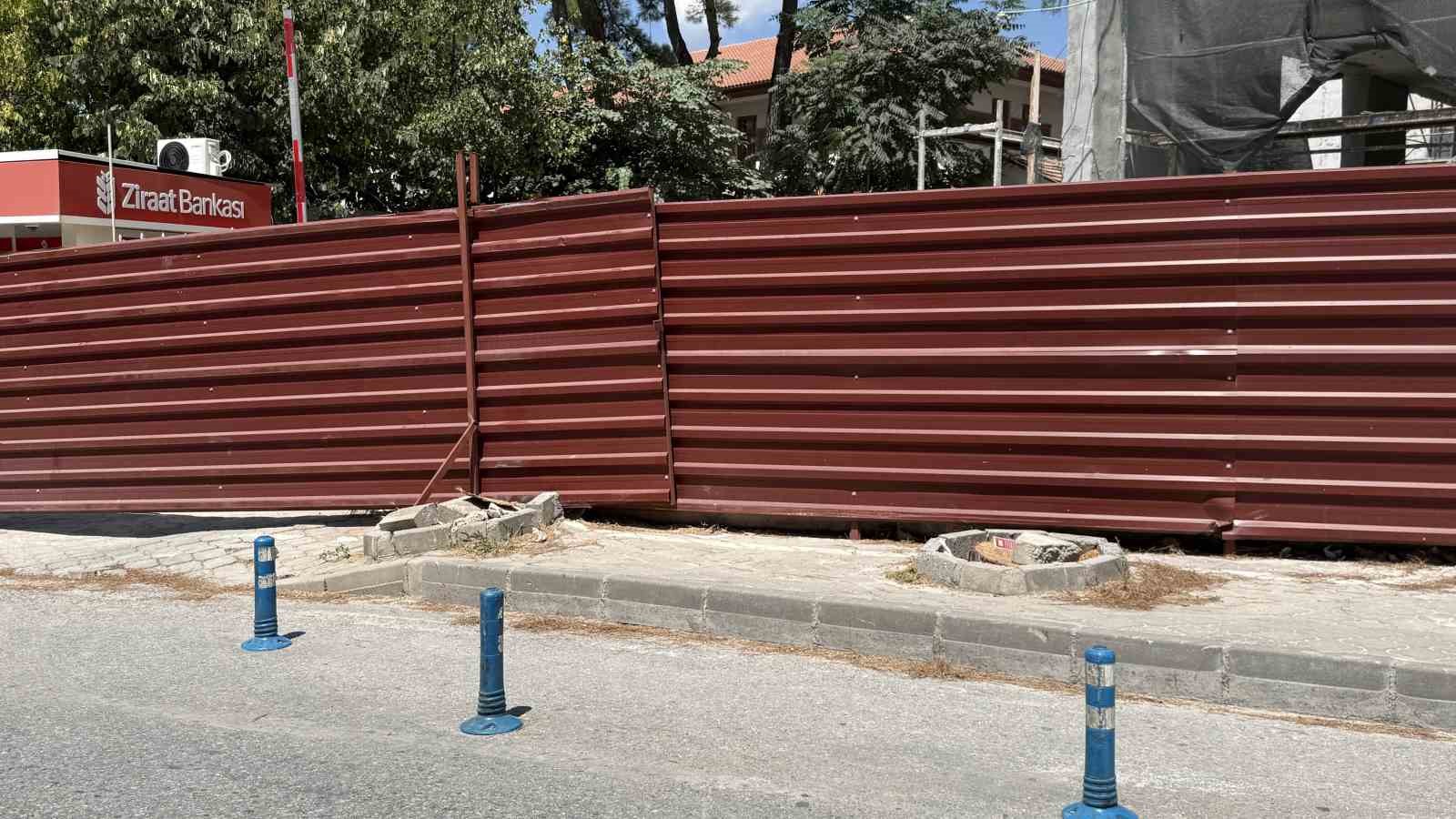 MENTEŞE’DE RİSKLİ AĞAÇLAR İÇİN KESİM VE BUDAMA ÇALIŞMASI