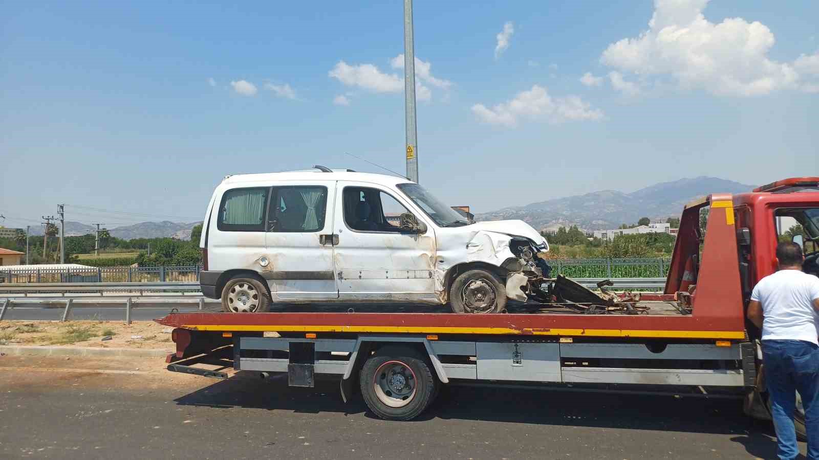 KONTROLDEN ÇIKAN ARAÇ TAKLA ATTI: 4 YARALI