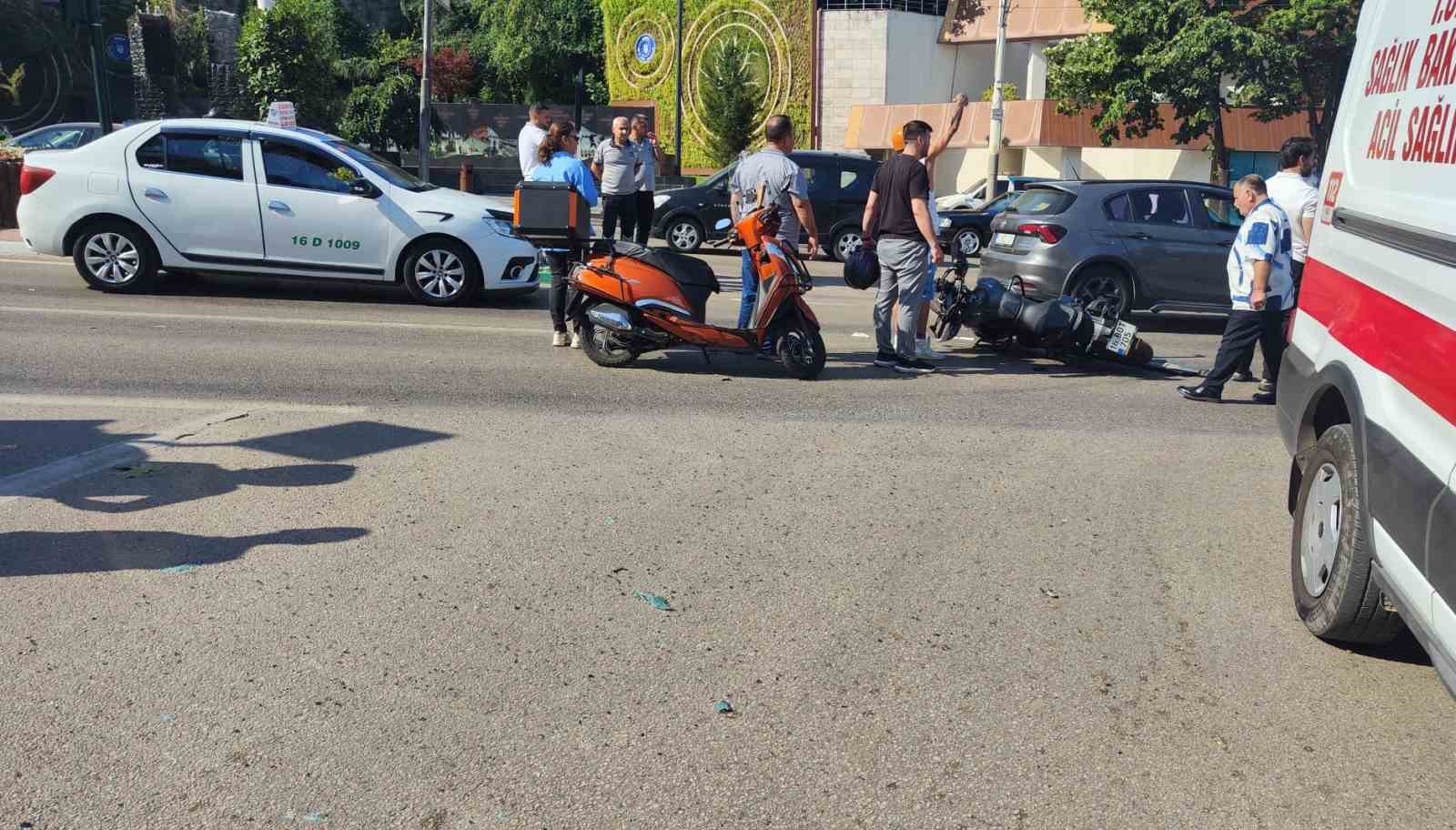 MOTOSİKLET AMBULANSA ÇARPTI: 1 YARALI