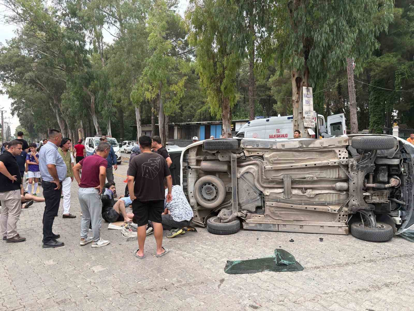 OSMANİYE’DE OTOMOBİL HAFİF TİCARİ ARAÇLA ÇARPIŞTI: 5 YARALI