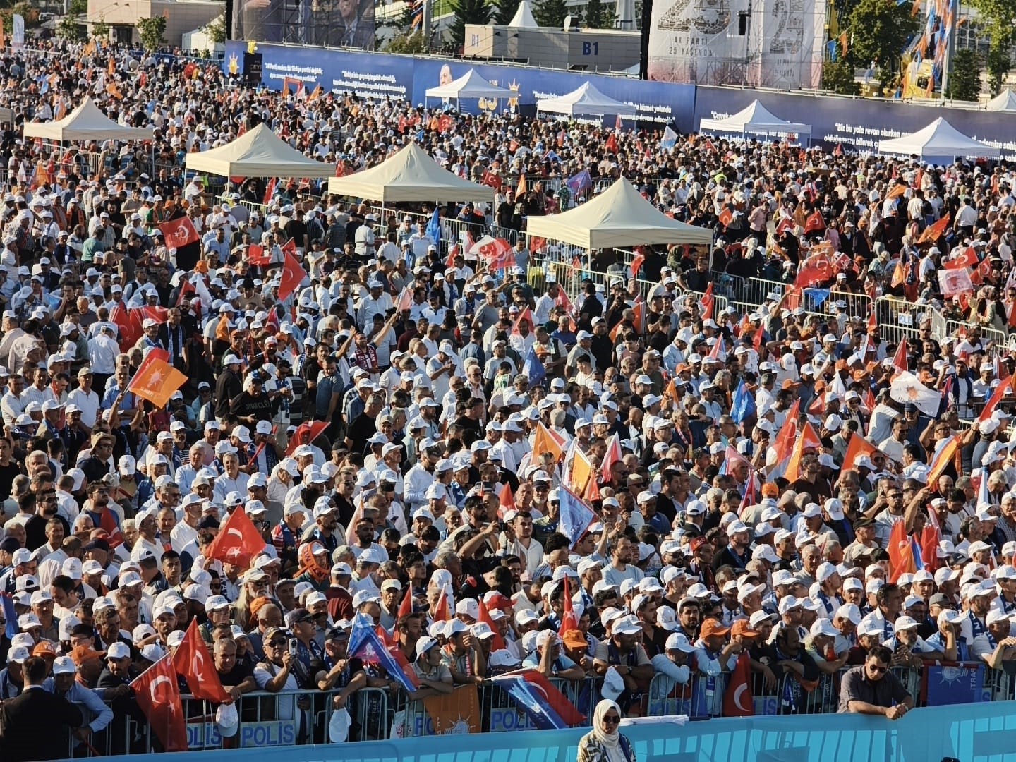 AK PARTİ’NİN 25. YIL MİTİNGİNE VATANDAŞLARDAN YOĞUN İLGİ