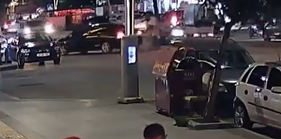 MOTOSİKLET SÜRÜCÜSÜ YOLA SAVRULDU: KAZA ANI KAMERADA