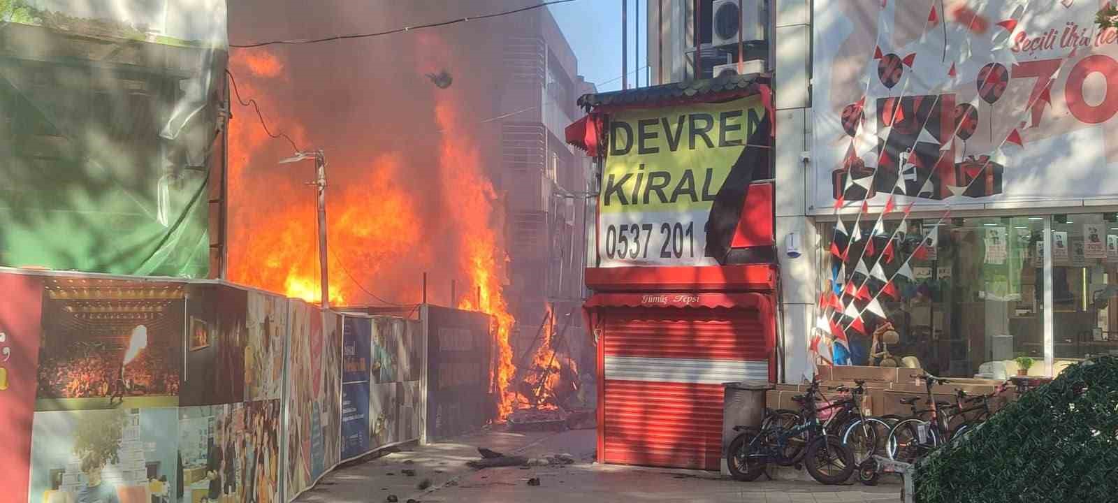 KOCAELİ’DE KONTEYNERDEKİ YANGIN İKİ İŞLETMEYE SIÇRADI: MAHALLELİ SOKAĞA DÖKÜLDÜ