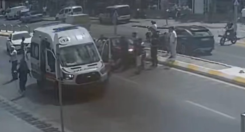EDİRNE’DE OTOMOBİLİN ÇARPTIĞI YAYA YARALANDI: KAZA ANI KAMERADA
