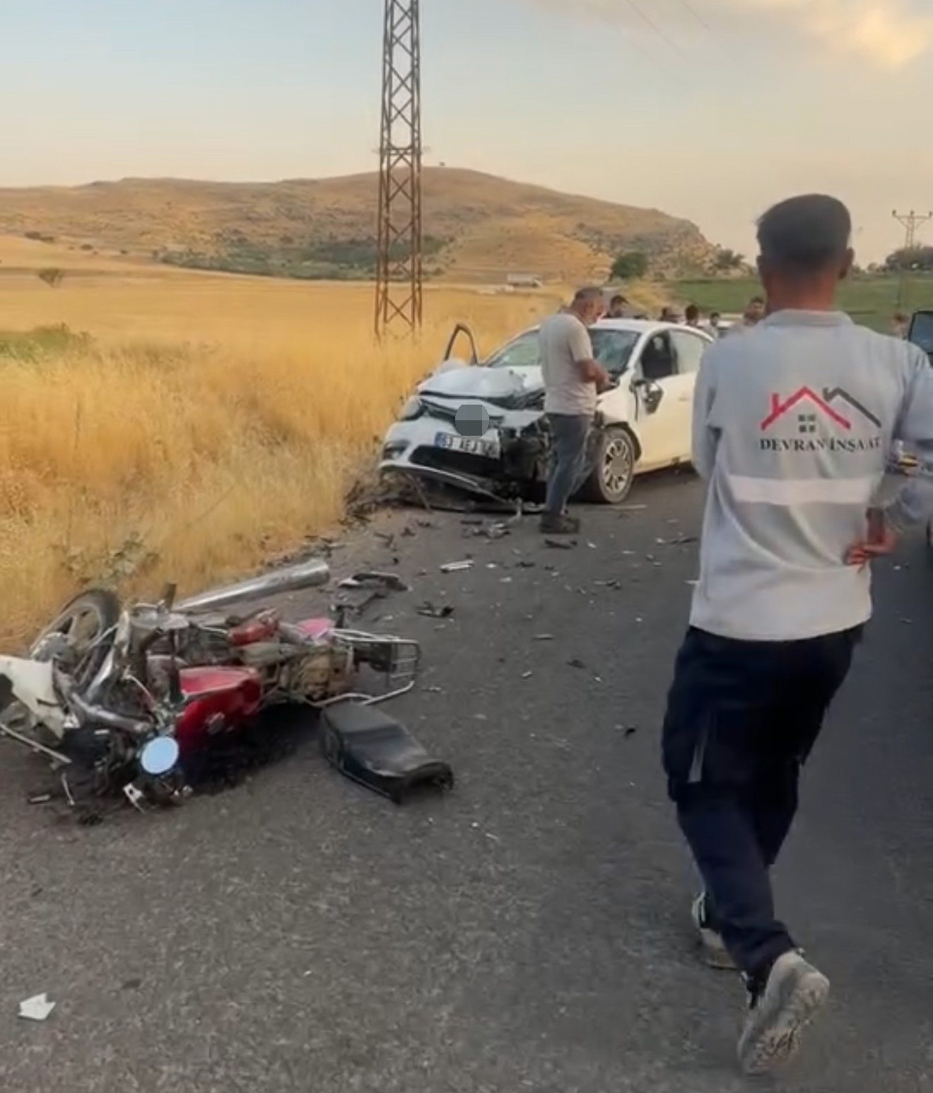 MARDİN’DE OTOMOBİL MOTOSİKLETLE ÇARPIŞTI: 2 ÖLÜ