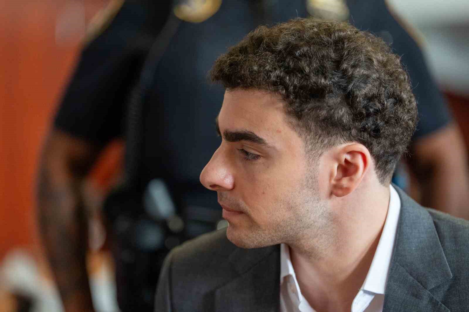 UNİTEDHEALTHCARE CEO’SUNU ÖLDÜRMEKLE SUÇLANAN MANGİONE MAHKEMEDE SUÇUNU KABUL ETTİ