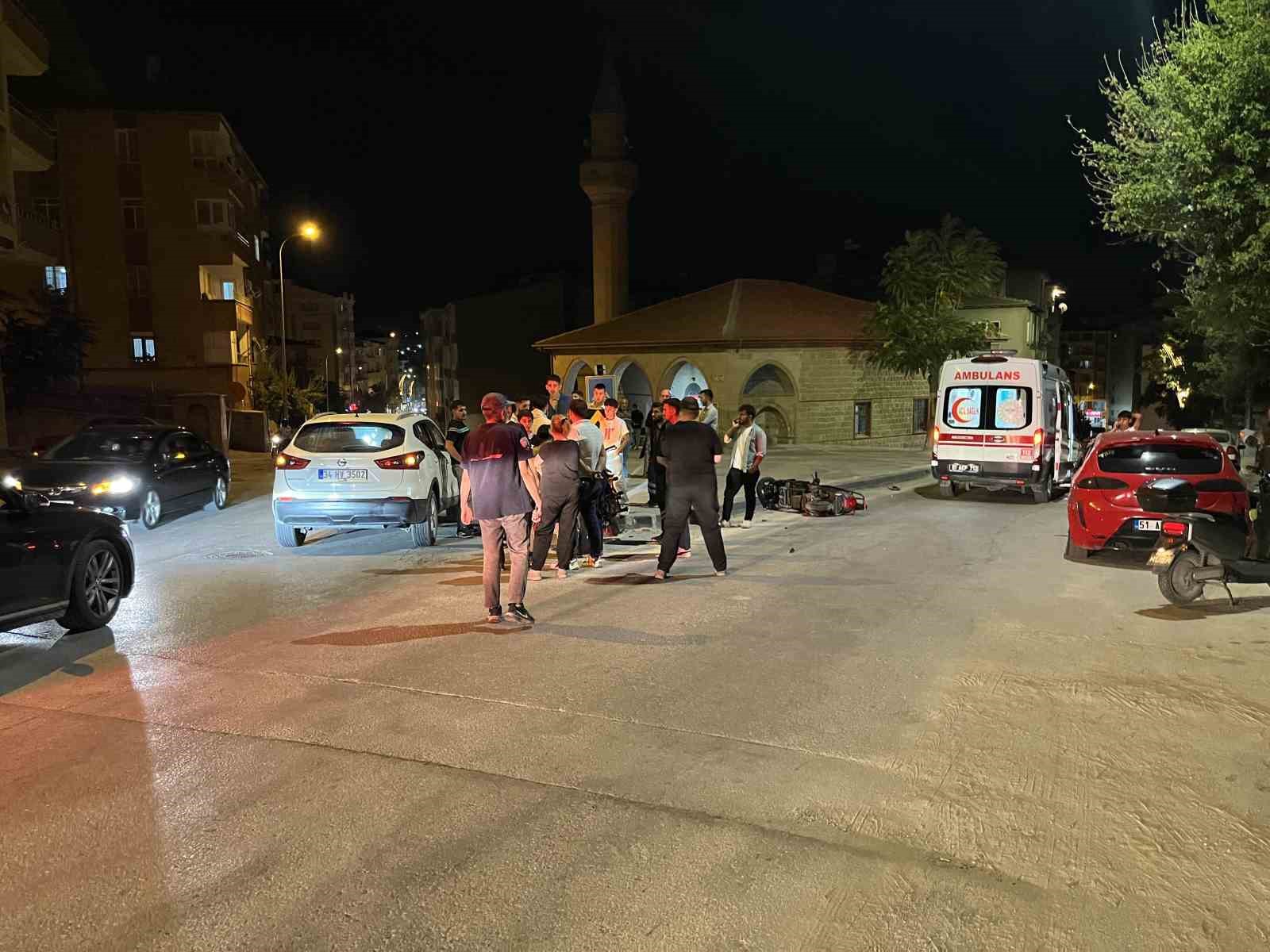 NİĞDE’DE MOTOSİKLET İLE OTOMOBİL ÇARPIŞTI: 1 YARALI