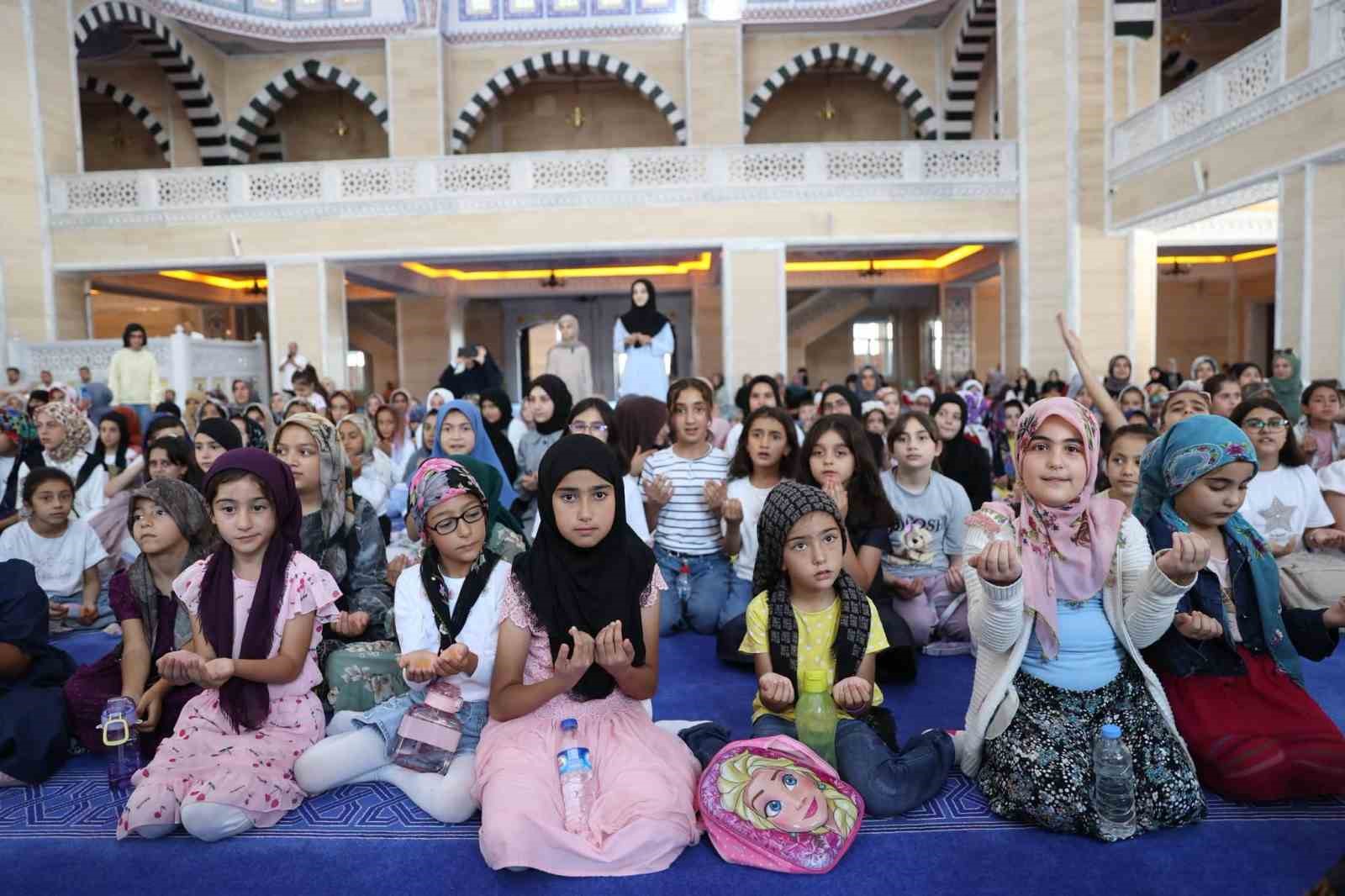 YAZ KUR’AN KURSLARI DÜZENLENEN PROGRAMLA SONA ERDİ