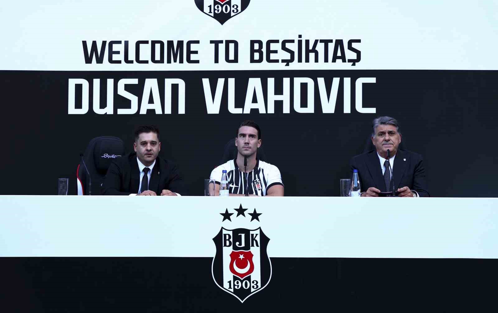 DUSAN VLAHOVİC, YAKLAŞIK 20 BİN TARAFTARIN ÖNÜNDE İMZAYI ATTI