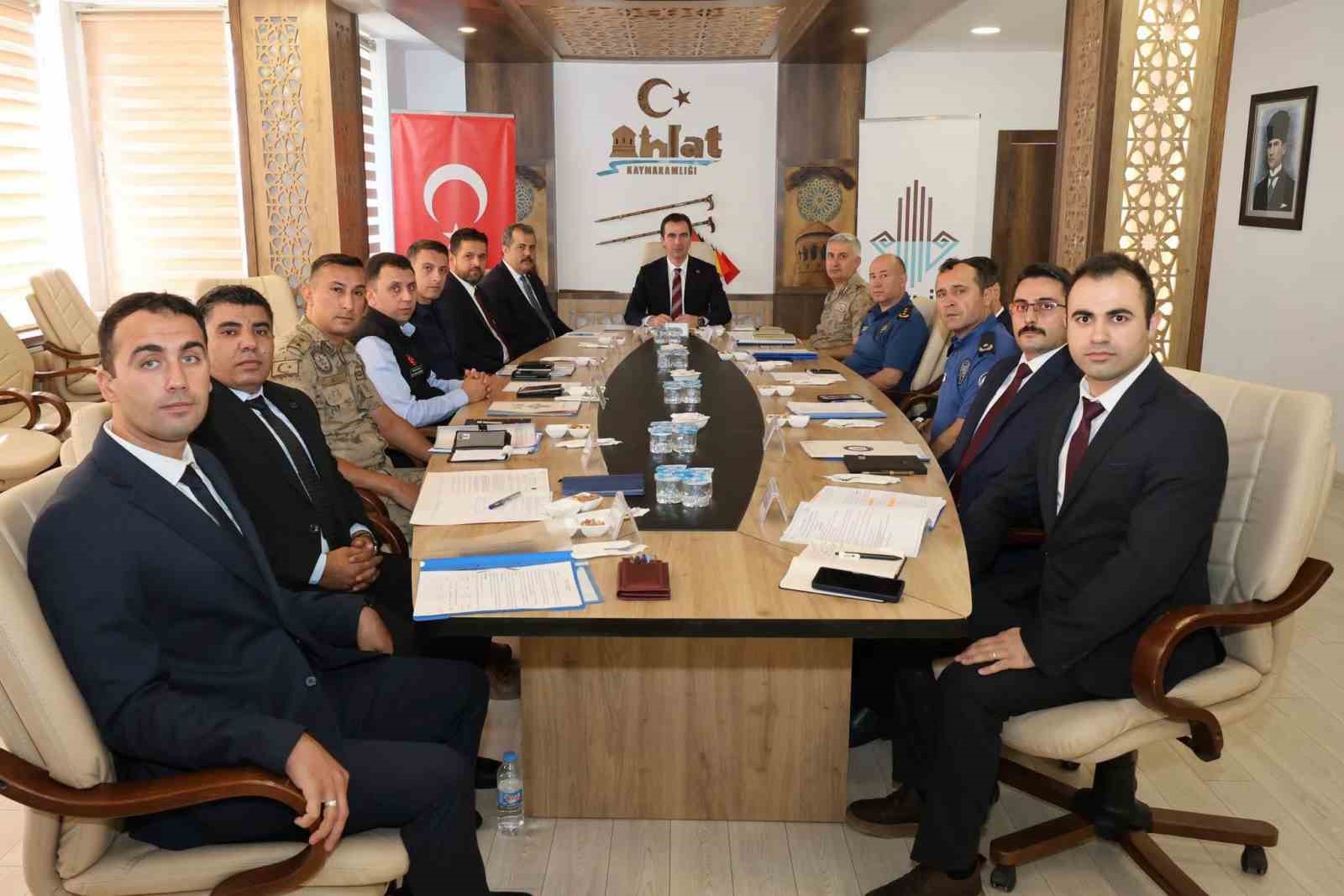 BİTLİS’TE AHLAT ŞENLİKLERİ ÖNCESİ GÜVENLİK VE ASAYİŞ TOPLANTISI DÜZENLENDİ