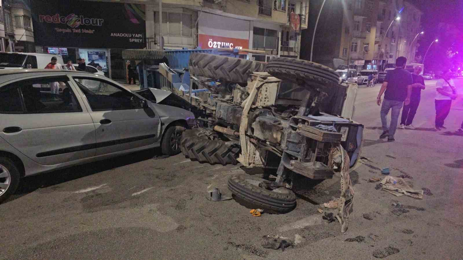 ELAZIĞ’DA OTOMOBİL İLE TRAKTÖR ÇARPIŞTI: 5 YARALI